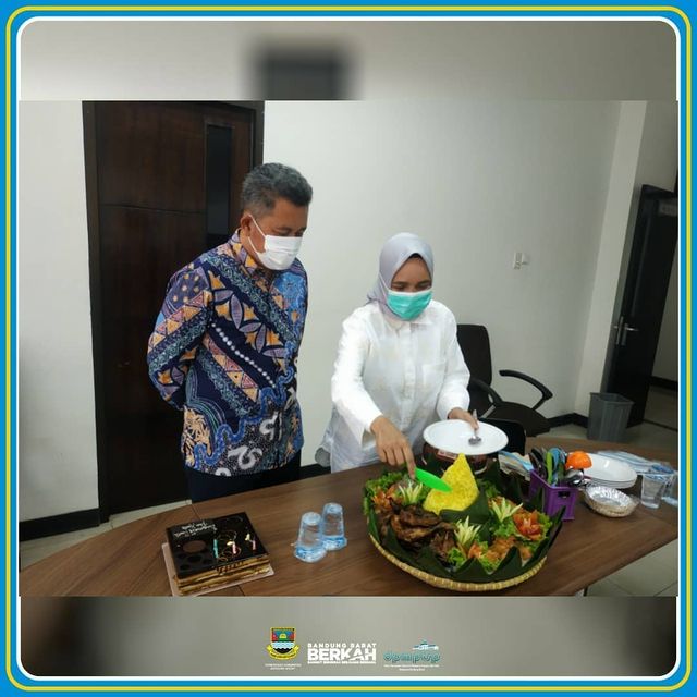 >Kami dari keluarga besar Dinas PMPTSP Kab. Bandung Barat mengucapkan Selamat Ulang Tahun kepada Kepala Dinas PMPTSP Kab. Bandung Barat Bapak Ade Zakir, S.T .